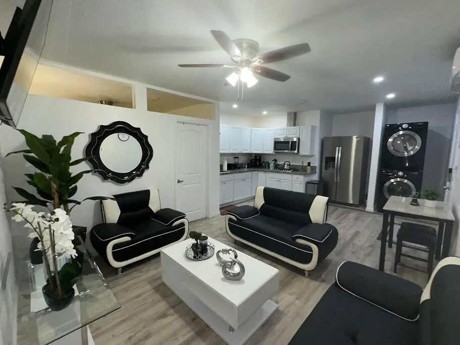 Stylish Apartment Near The Strip !!! location